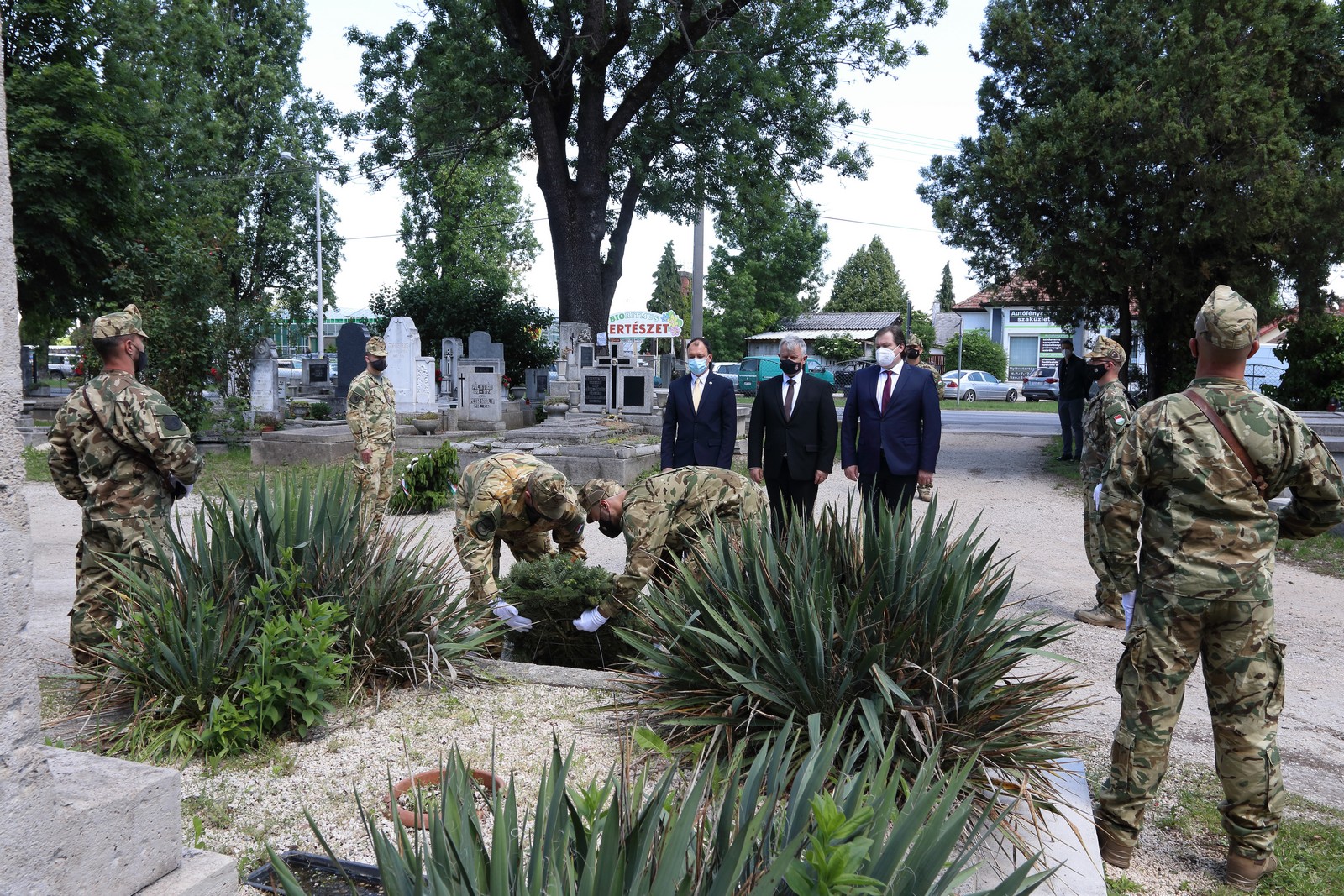 A háborúkban elesett katonák emléke előtt tisztelegtek